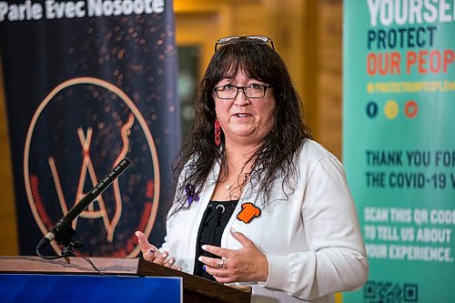 MIKAELA MACKENZIE / WINNIPEG FREE PRESS

Diane Redsky, executive director of Ma Mawi Wi Chi Itata Centre, speaks at an announcement on urban Indigenous COVID-19 vaccine clinics at Thunderbird House in Winnipeg on Friday, Sept. 24, 2021.  For Dylan story.
Winnipeg Free Press 2021.