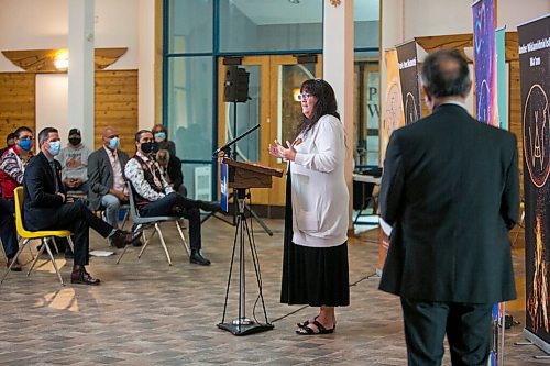 MIKAELA MACKENZIE / WINNIPEG FREE PRESS

Diane Redsky, executive director of Ma Mawi Wi Chi Itata Centre, speaks at an announcement on urban Indigenous COVID-19 vaccine clinics at Thunderbird House in Winnipeg on Friday, Sept. 24, 2021.  For Dylan story.
Winnipeg Free Press 2021.