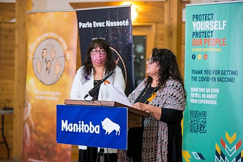 MIKAELA MACKENZIE / WINNIPEG FREE PRESS

Della Herrera, executive director of the Aboriginal Health and Wellness Centre (right), and Diane Redsky, executive director of Ma Mawi Wi Chi Itata Centre, speak at an announcement on urban Indigenous COVID-19 vaccine clinics at Thunderbird House in Winnipeg on Friday, Sept. 24, 2021.  For Dylan story.
Winnipeg Free Press 2021.