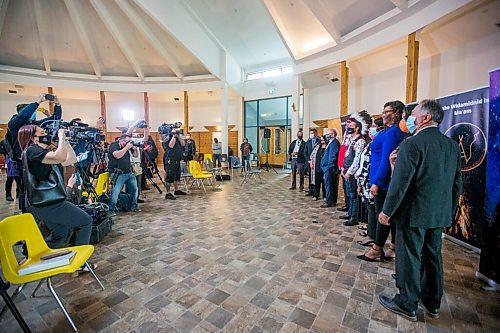 MIKAELA MACKENZIE / WINNIPEG FREE PRESS

Provincial, municipal, and Indigenous dignitaries pose for a group photo after an announcement on urban Indigenous COVID-19 vaccine clinics at Thunderbird House in Winnipeg on Friday, Sept. 24, 2021.  For Dylan story.
Winnipeg Free Press 2021.