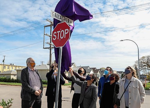 JESSICA LEE / WINNIPEG FREE PRESS

Councillor Vivian Santos and the Cantor family unveil a new street sign named after them at the intersection of Gallagher and Quelch on September 24, 2021.

Reporter: Malak