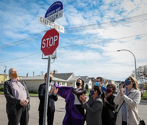 JESSICA LEE / WINNIPEG FREE PRESS

Councillor Vivian Santos and the Cantor family unveil a new street sign named after them at the intersection of Gallagher and Quelch on September 24, 2021.

Reporter: Malak