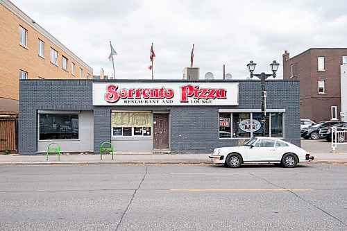 MIKE SUDOMA / Winnipeg Free Press
Exterior of Sorrentos Pizza Restaurant on Ellice St Friday
September 24, 2021