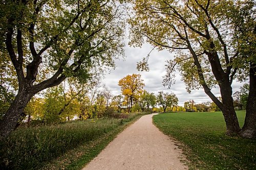 MIKAELA MACKENZIE / WINNIPEG FREE PRESS

The River Trail along Churchill Drive in Winnipeg on Friday, Sept. 24, 2021.  For Ryan story.
Winnipeg Free Press 2021.