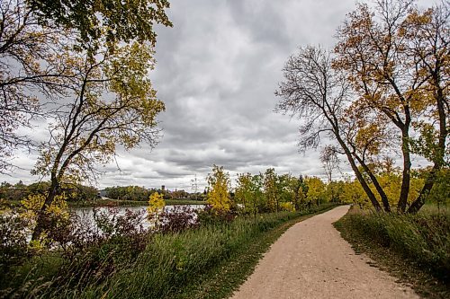 MIKAELA MACKENZIE / WINNIPEG FREE PRESS

The River Trail along Churchill Drive in Winnipeg on Friday, Sept. 24, 2021.  For Ryan story.
Winnipeg Free Press 2021.