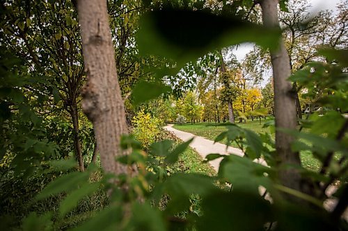 MIKAELA MACKENZIE / WINNIPEG FREE PRESS

The River Trail along Churchill Drive in Winnipeg on Friday, Sept. 24, 2021.  For Ryan story.
Winnipeg Free Press 2021.