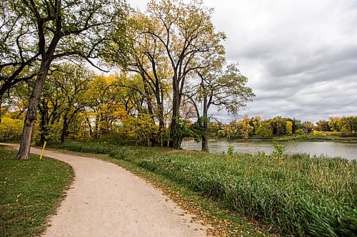 MIKAELA MACKENZIE / WINNIPEG FREE PRESS

The River Trail along Churchill Drive in Winnipeg on Friday, Sept. 24, 2021.  For Ryan story.
Winnipeg Free Press 2021.