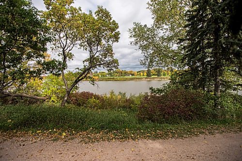 MIKAELA MACKENZIE / WINNIPEG FREE PRESS

The River Trail between The Forks and Churchill Drive in Winnipeg on Friday, Sept. 24, 2021.  For Ryan story.
Winnipeg Free Press 2021.