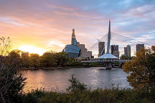 MIKE SUDOMA / Winnipeg Free Press
The sun sets behind the Canadian Museum for Human Rights as seen from Tache Ave Friday evening
September 24, 2021