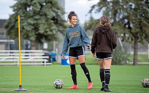 MIKE SUDOMA / Winnipeg Free Press
New U of M Bison Womens Soccer recruit, Bianca Cavalcanti laughs with a teammate during practice Friday
September 24, 2021