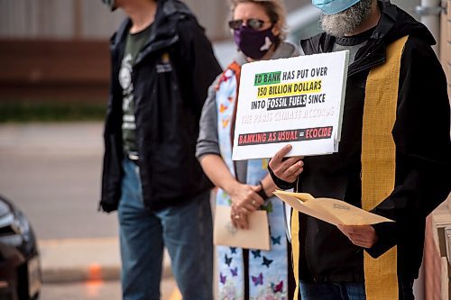 MIKE SUDOMA / Winnipeg Free Press
Pipeline protestors hold up signs outside of a TD Bank location on St Annes Rd Saturday in response to TD Banks support/financing of Line 3 and other fossil fuel related projects.
September 25, 2021