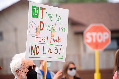 MIKE SUDOMA / Winnipeg Free Press
Pipeline protestors hold up signs outside of a TD Bank location on St Annes Rd Saturday in response to TD Banks support/financing of Line 3 and other fossil fuel related projects.
September 25, 2021