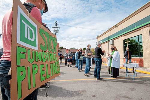 MIKE SUDOMA / WINNIPEG FREE PRESS
Supporters gathered in the parking lot of a TD Bank location on St Annes Rd Saturday to take part in a communion in protest of the Line 3 Pipeline project, and other fossil fuel related projects. 
September 25, 2021