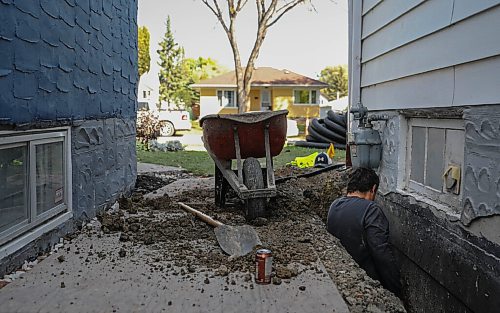 JESSICA LEE / WINNIPEG FREE PRESS


A worker fills up a hole at a house on Semple Avenue on September 27, 2021. In late May, due to a city contractor error, cement flooded the pipes of several homes in that area. 

Reporter: Joyanne