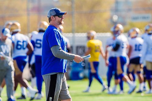 MIKAELA MACKENZIE / WINNIPEG FREE PRESS

Head coach Mike O'Shea at Bombers practice in Winnipeg on Monday, Sept. 27, 2021.  For Taylor Allen story.
Winnipeg Free Press 2021.