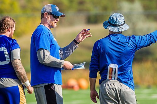 MIKAELA MACKENZIE / WINNIPEG FREE PRESS

Head coach Mike O'Shea at Bombers practice in Winnipeg on Monday, Sept. 27, 2021.  For Taylor Allen story.
Winnipeg Free Press 2021.