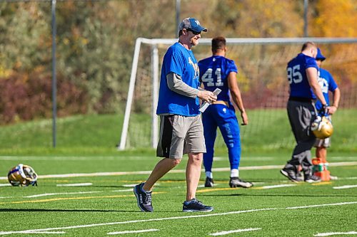 MIKAELA MACKENZIE / WINNIPEG FREE PRESS

Head coach Mike O'Shea at Bombers practice in Winnipeg on Monday, Sept. 27, 2021.  For Taylor Allen story.
Winnipeg Free Press 2021.