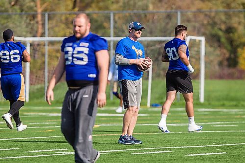 MIKAELA MACKENZIE / WINNIPEG FREE PRESS

Head coach Mike O'Shea at Bombers practice in Winnipeg on Monday, Sept. 27, 2021.  For Taylor Allen story.
Winnipeg Free Press 2021.