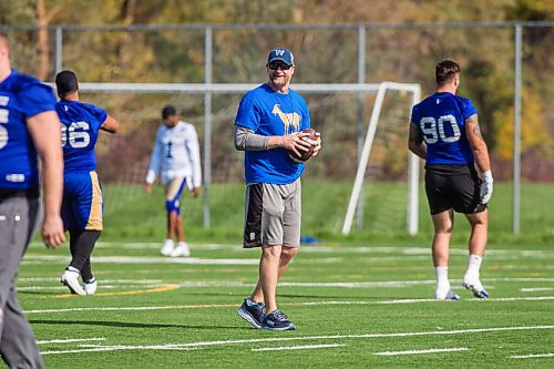 MIKAELA MACKENZIE / WINNIPEG FREE PRESS

Head coach Mike O'Shea at Bombers practice in Winnipeg on Monday, Sept. 27, 2021.  For Taylor Allen story.
Winnipeg Free Press 2021.