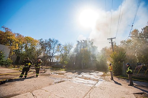 MIKAELA MACKENZIE / WINNIPEG FREE PRESS

Firefighters work to extinguish a warehouse fire in Point Douglas in Winnipeg on Tuesday, Sept. 28, 2021. For Ben Waldman story.
Winnipeg Free Press 2021.