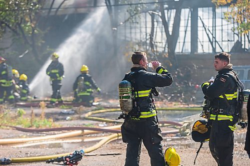 MIKAELA MACKENZIE / WINNIPEG FREE PRESS

Firefighters work to extinguish a warehouse fire in Point Douglas in Winnipeg on Tuesday, Sept. 28, 2021. For Ben Waldman story.
Winnipeg Free Press 2021.