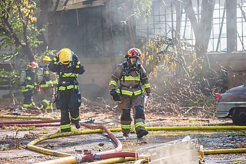 MIKAELA MACKENZIE / WINNIPEG FREE PRESS

Firefighters work to extinguish a warehouse fire in Point Douglas in Winnipeg on Tuesday, Sept. 28, 2021. For Ben Waldman story.
Winnipeg Free Press 2021.