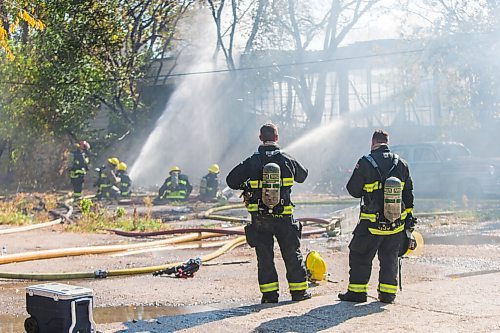 MIKAELA MACKENZIE / WINNIPEG FREE PRESS

Firefighters work to extinguish a warehouse fire in Point Douglas in Winnipeg on Tuesday, Sept. 28, 2021. For Ben Waldman story.
Winnipeg Free Press 2021.