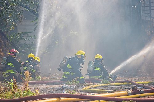 MIKAELA MACKENZIE / WINNIPEG FREE PRESS

Firefighters work to extinguish a warehouse fire in Point Douglas in Winnipeg on Tuesday, Sept. 28, 2021. For Ben Waldman story.
Winnipeg Free Press 2021.