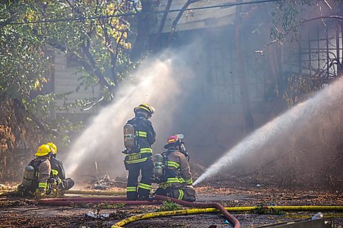 MIKAELA MACKENZIE / WINNIPEG FREE PRESS

Firefighters work to extinguish a warehouse fire in Point Douglas in Winnipeg on Tuesday, Sept. 28, 2021. For Ben Waldman story.
Winnipeg Free Press 2021.