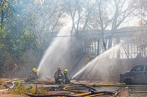 MIKAELA MACKENZIE / WINNIPEG FREE PRESS

Firefighters work to extinguish a warehouse fire in Point Douglas in Winnipeg on Tuesday, Sept. 28, 2021. For Ben Waldman story.
Winnipeg Free Press 2021.