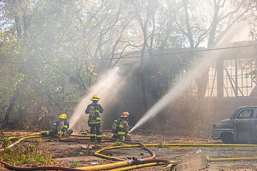 MIKAELA MACKENZIE / WINNIPEG FREE PRESS

Firefighters work to extinguish a warehouse fire in Point Douglas in Winnipeg on Tuesday, Sept. 28, 2021. For Ben Waldman story.
Winnipeg Free Press 2021.