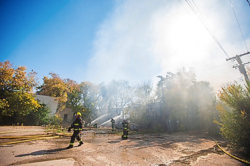 MIKAELA MACKENZIE / WINNIPEG FREE PRESS

Firefighters work to extinguish a warehouse fire in Point Douglas in Winnipeg on Tuesday, Sept. 28, 2021. For Ben Waldman story.
Winnipeg Free Press 2021.