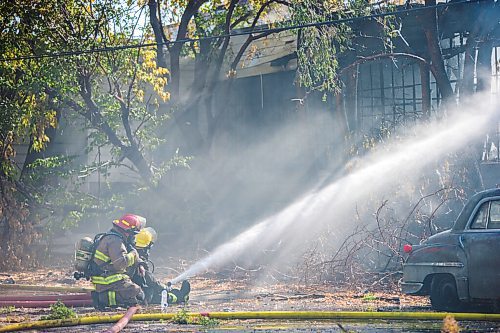 MIKAELA MACKENZIE / WINNIPEG FREE PRESS

Firefighters work to extinguish a warehouse fire in Point Douglas in Winnipeg on Tuesday, Sept. 28, 2021. For Ben Waldman story.
Winnipeg Free Press 2021.