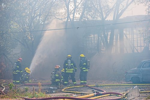 MIKAELA MACKENZIE / WINNIPEG FREE PRESS

Firefighters work to extinguish a warehouse fire in Point Douglas in Winnipeg on Tuesday, Sept. 28, 2021. For Ben Waldman story.
Winnipeg Free Press 2021.