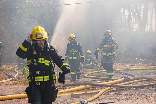 MIKAELA MACKENZIE / WINNIPEG FREE PRESS

Firefighters work to extinguish a warehouse fire in Point Douglas in Winnipeg on Tuesday, Sept. 28, 2021. For Ben Waldman story.
Winnipeg Free Press 2021.