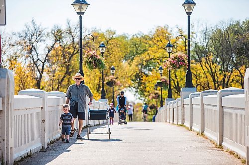 MIKAELA MACKENZIE / WINNIPEG FREE PRESS

Ed Hume and his grandson enjoy the warm weather by going for a walk in Assiniboine Park in Winnipeg on Tuesday, Sept. 28, 2021. Standup/for Gabrielle Piche story.
Winnipeg Free Press 2021.