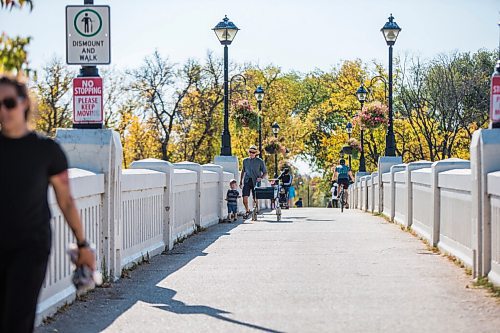 MIKAELA MACKENZIE / WINNIPEG FREE PRESS

Folks enjoy the warm weather on the Assiniboine Park bridge in Winnipeg on Tuesday, Sept. 28, 2021. Standup/for Gabrielle Piche story.
Winnipeg Free Press 2021.