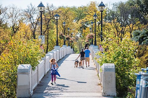 MIKAELA MACKENZIE / WINNIPEG FREE PRESS

Folks enjoy the warm weather on the Assiniboine Park bridge in Winnipeg on Tuesday, Sept. 28, 2021. Standup/for Gabrielle Piche story.
Winnipeg Free Press 2021.