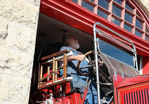 JESSICA LEE / WINNIPEG FREE PRESS

A 1920 LaFrance fire truck is moved from Old St. Boniface Firehall to its new home, the St. Vital Museum on September 28, 2021.