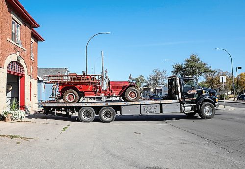 JESSICA LEE / WINNIPEG FREE PRESS

A 1920 LaFrance fire truck is moved from Old St. Boniface Firehall to its new home, the St. Vital Museum on September 28, 2021.