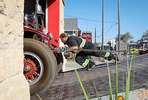 JESSICA LEE / WINNIPEG FREE PRESS

A 1920 LaFrance fire truck is moved from Old St. Boniface Firehall to its new home, the St. Vital Museum on September 28, 2021. Tow truck handler Ryan Klatt gives the truck a push to help it into its new spot at the museum.