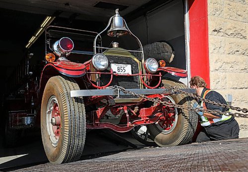 JESSICA LEE / WINNIPEG FREE PRESS

A 1920 LaFrance fire truck is moved from Old St. Boniface Firehall to its new home, the St. Vital Museum on September 28, 2021.