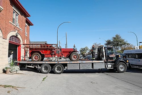 JESSICA LEE / WINNIPEG FREE PRESS

A 1920 LaFrance fire truck is moved from Old St. Boniface Firehall to its new home, the St. Vital Museum on September 28, 2021.