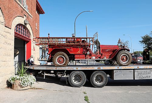 JESSICA LEE / WINNIPEG FREE PRESS

A 1920 LaFrance fire truck is moved from Old St. Boniface Firehall to its new home, the St. Vital Museum on September 28, 2021.