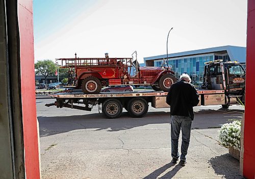 JESSICA LEE / WINNIPEG FREE PRESS

Bob Holliday, president of St. Vital Museum, waits for the newest addition to the museum, a 1920 LaFrance fire truck, to be towed into its new parking spot on September 28, 2021. It was previously parked at Old St. Boniface Firehall.