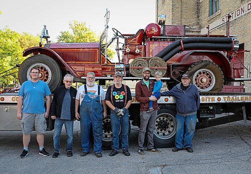JESSICA LEE / WINNIPEG FREE PRESS

A 1920 LaFrance fire truck, at Old St. Boniface Firehall is loaded onto a tow truck before it is moved to its new home, the St. Vital Museum on September 28, 2021.