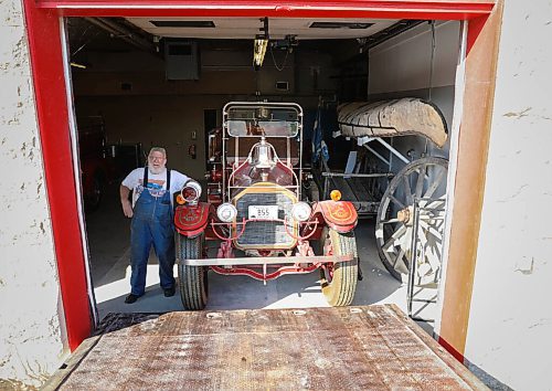 JESSICA LEE / WINNIPEG FREE PRESS

Léon St. Onge, a mechanic, poses with a 1920 LaFrance fire truck at its new home, the St. Vital Museum on September 28, 2021. It was previously parked at Old St. Boniface Firehall.