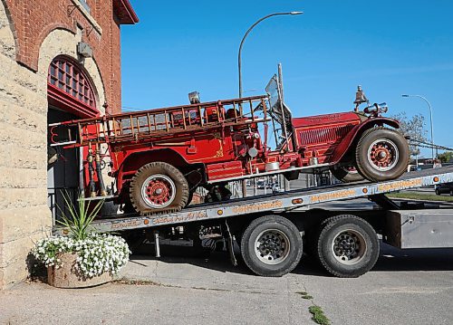 JESSICA LEE / WINNIPEG FREE PRESS

A 1920 LaFrance fire truck is moved from Old St. Boniface Firehall to its new home, the St. Vital Museum on September 28, 2021.