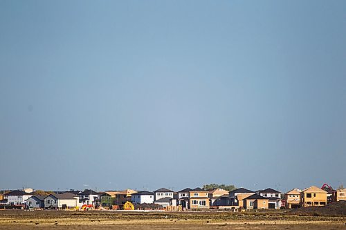 MIKAELA MACKENZIE / WINNIPEG FREE PRESS

New houses under construction in Waverley West in Winnipeg on Tuesday, Sept. 28, 2021. For --- story.
Winnipeg Free Press 2021.