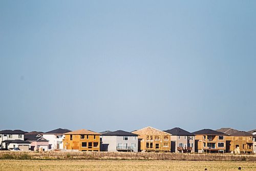 MIKAELA MACKENZIE / WINNIPEG FREE PRESS

New houses under construction in Waverley West in Winnipeg on Tuesday, Sept. 28, 2021. For --- story.
Winnipeg Free Press 2021.